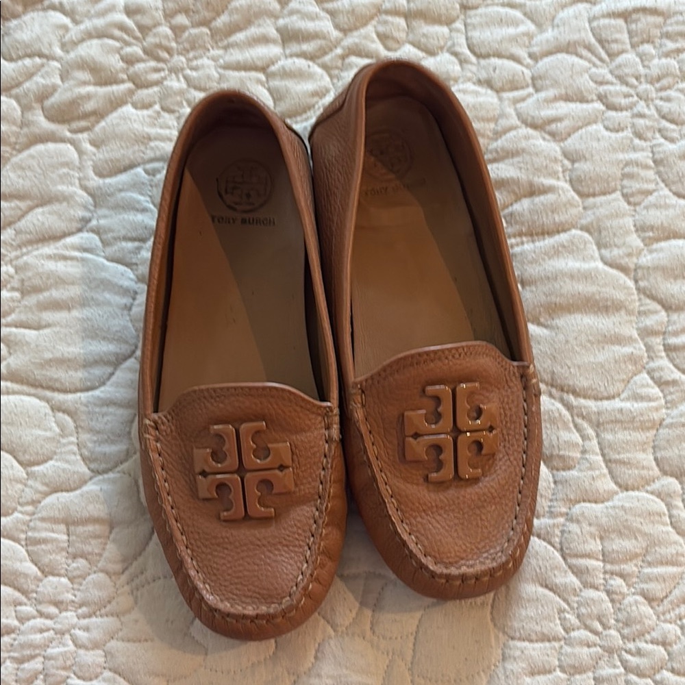 Tory Burch Tan Leather Flats with Logo and Moccasin Stitching